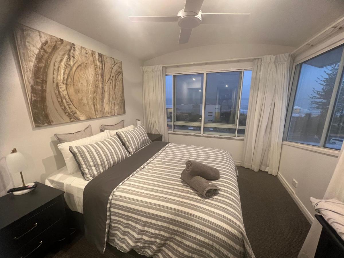 Ocean View - Alexandra Headlands Beachfront Unit Екстериор снимка