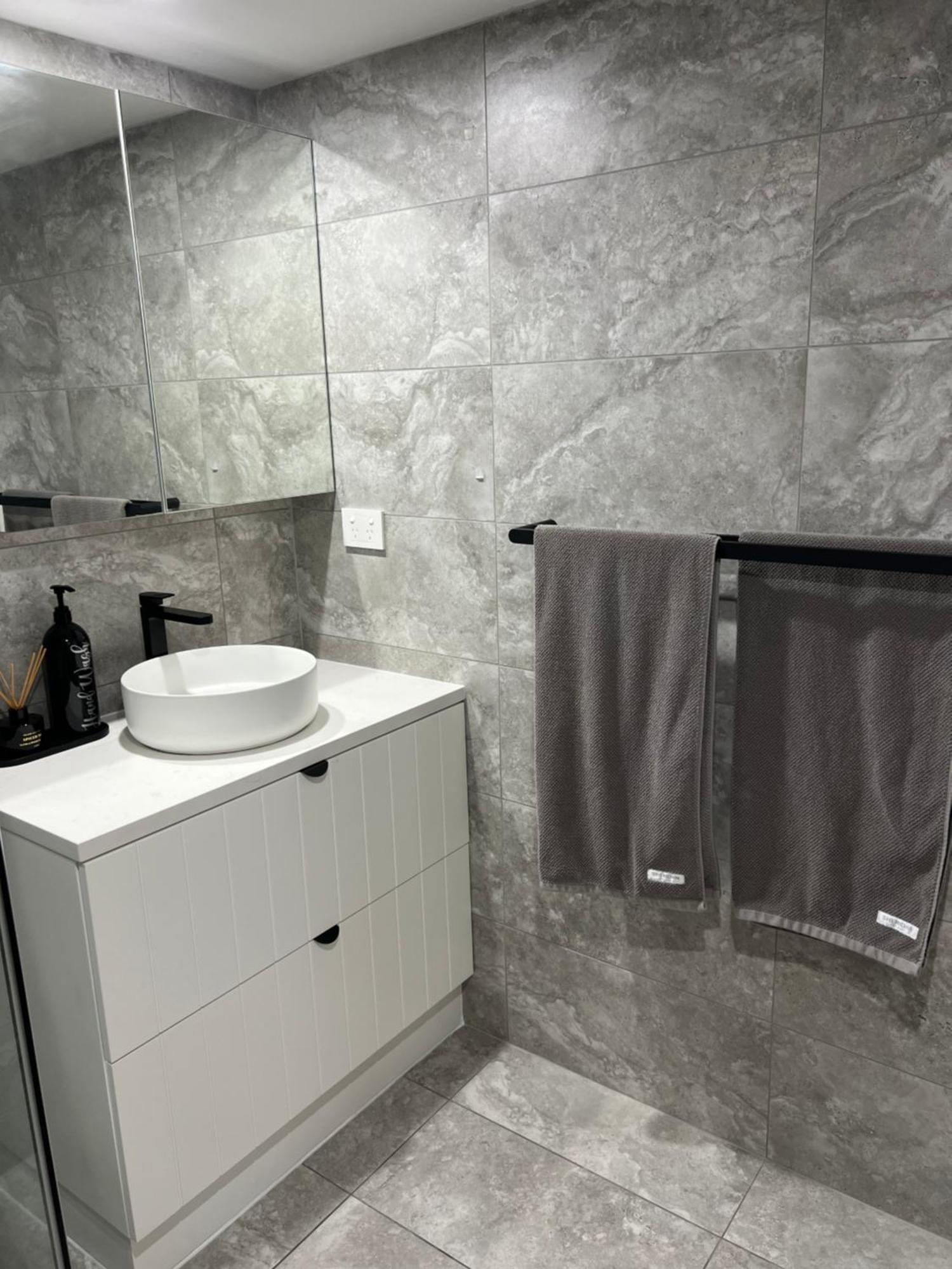 Ocean View - Alexandra Headlands Beachfront Unit Екстериор снимка