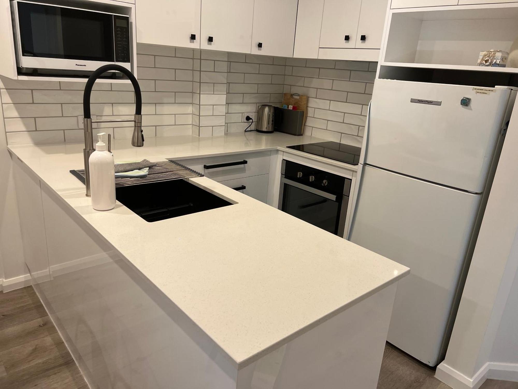 Ocean View - Alexandra Headlands Beachfront Unit Екстериор снимка