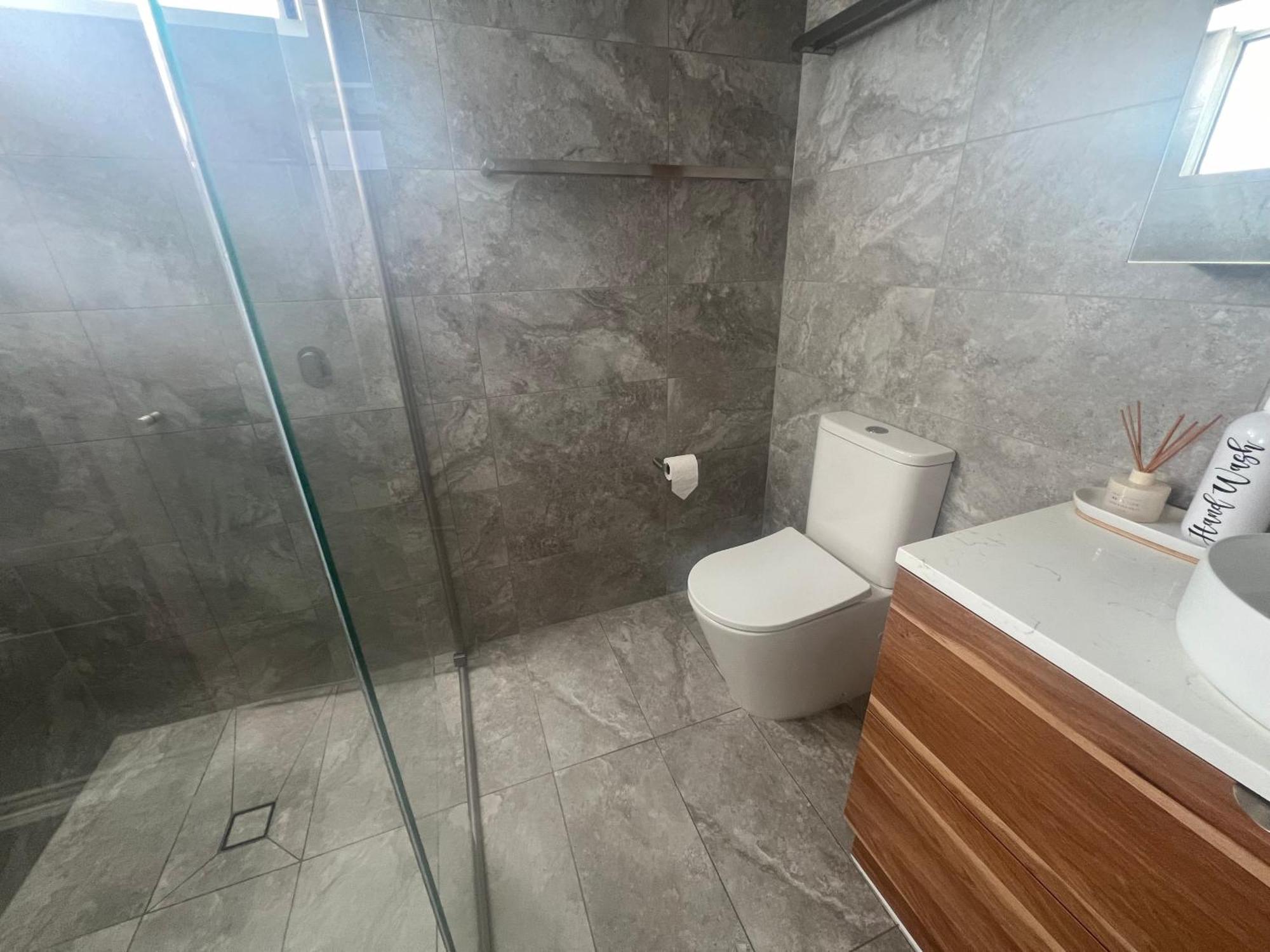 Ocean View - Alexandra Headlands Beachfront Unit Екстериор снимка