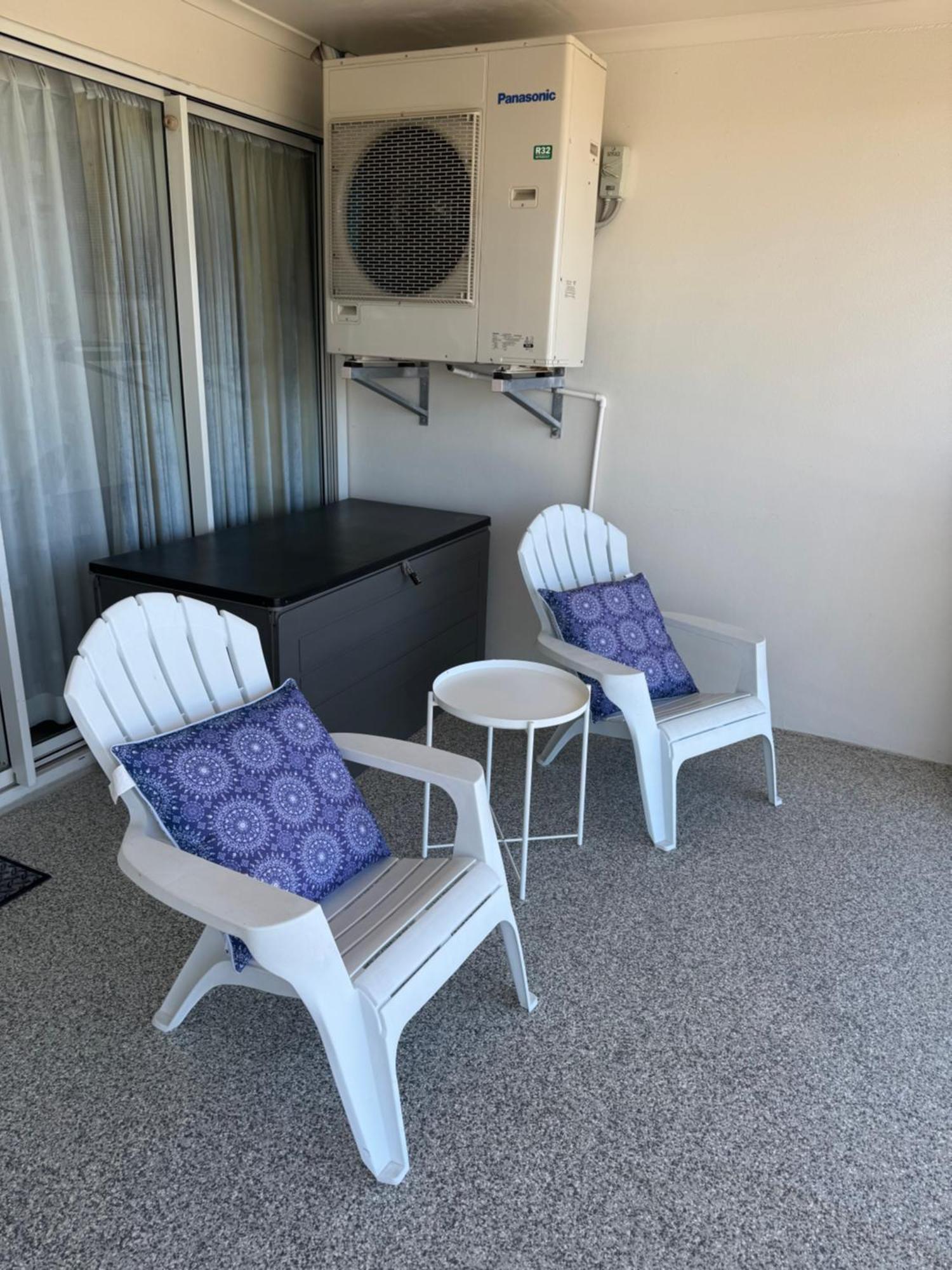 Ocean View - Alexandra Headlands Beachfront Unit Екстериор снимка